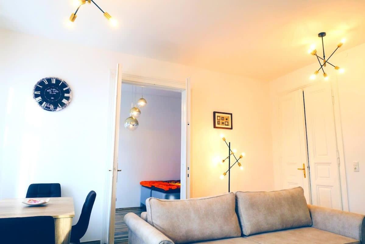 King Bed Free Parking Fast Wifi Pet Friendly Apartment